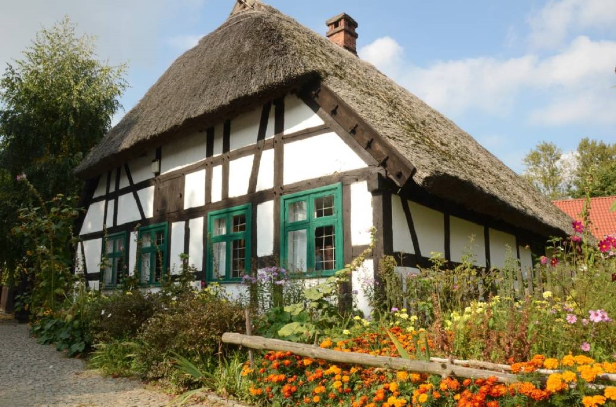 Zagroda Jamneńska, zdjęcie pochodzi ze strony https://discoverpomerania.pl/skansen-jamnenski-w-koszalinie/