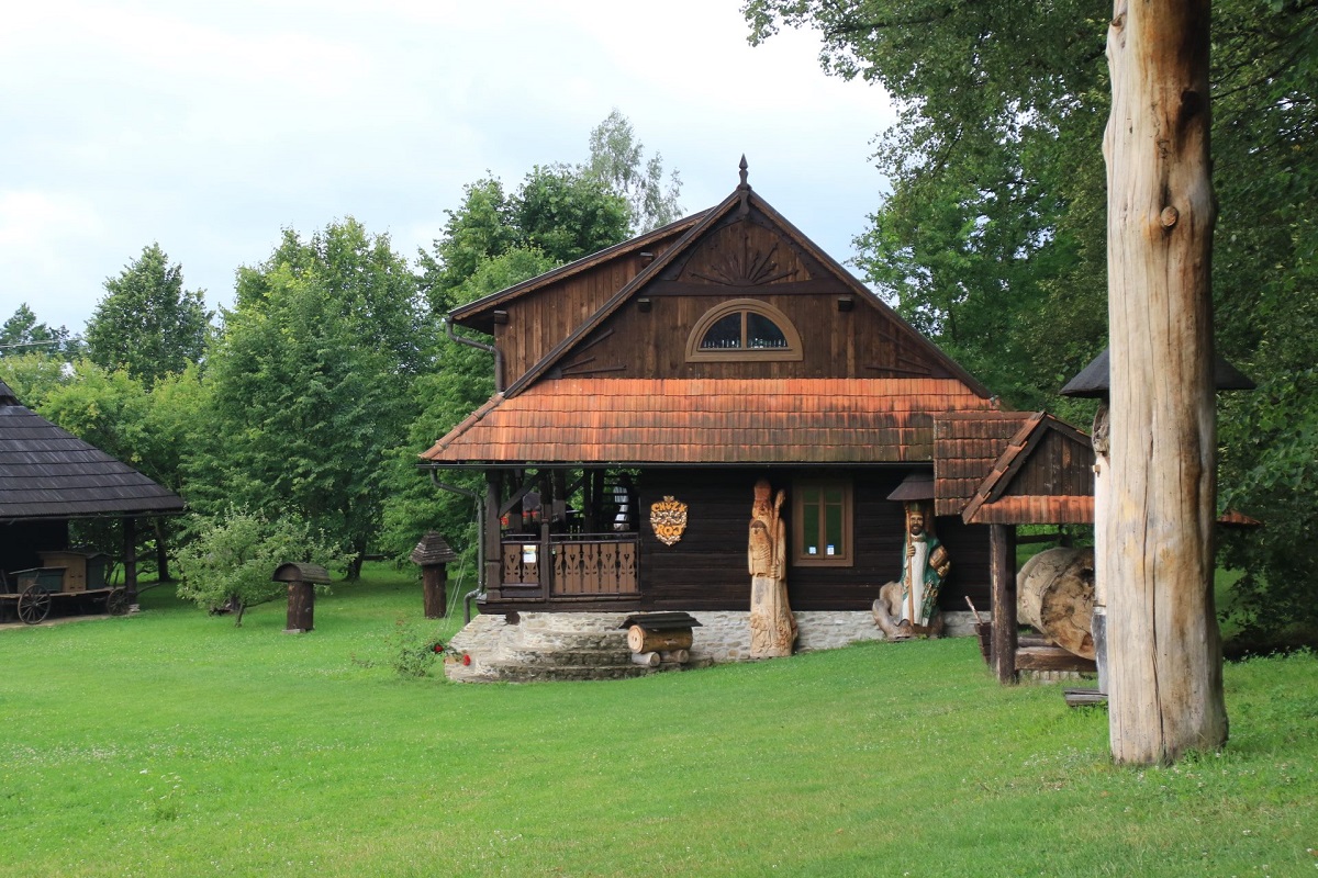 Muzeum Pszczelarstwa im. Bogdana Szymusika w Stróżach.